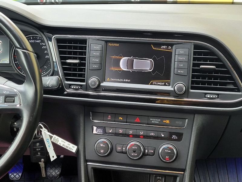Seat Leon 2,0 TDI Style *SERV.KNÍŽKA* - fotka 32 z 45