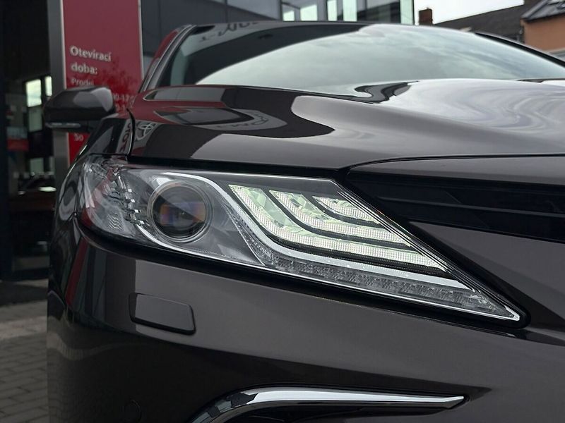 Toyota Camry 2,5 Hybrid Executive - fotka 17 z 19