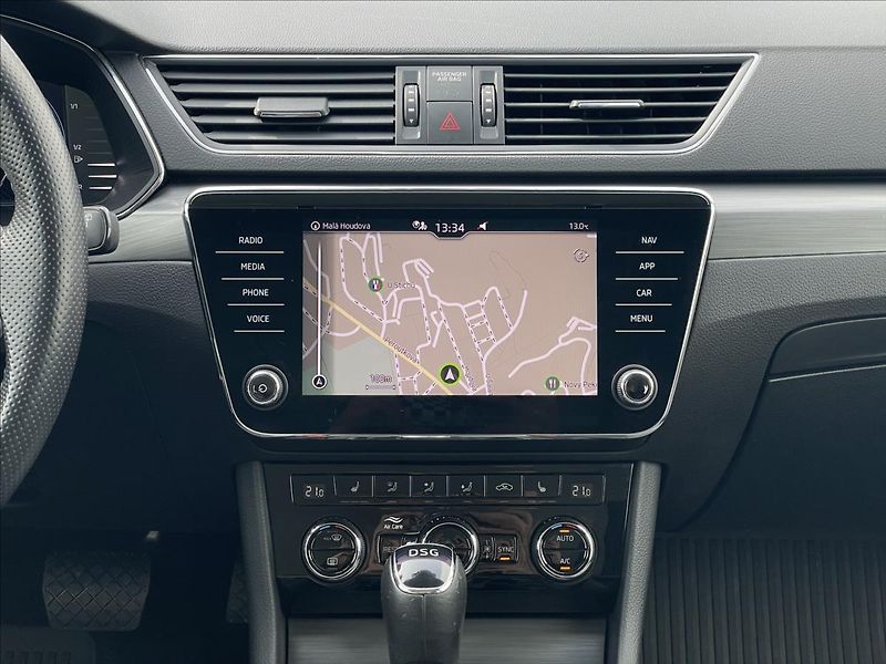 Škoda Superb 2,0 TDI DSG Combi Style Extra - fotka 12 z 24
