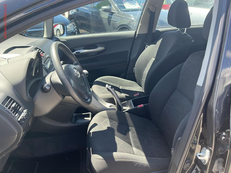 Toyota Auris (2010) 1.3 VVT- i, ČR, AC, park - fotka 9 z 14
