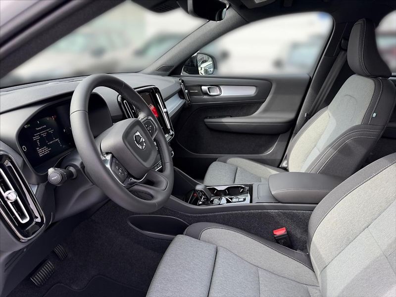 Volvo XC40 2,0 Plus B3 Black Edition 3760 - fotka 7 z 14