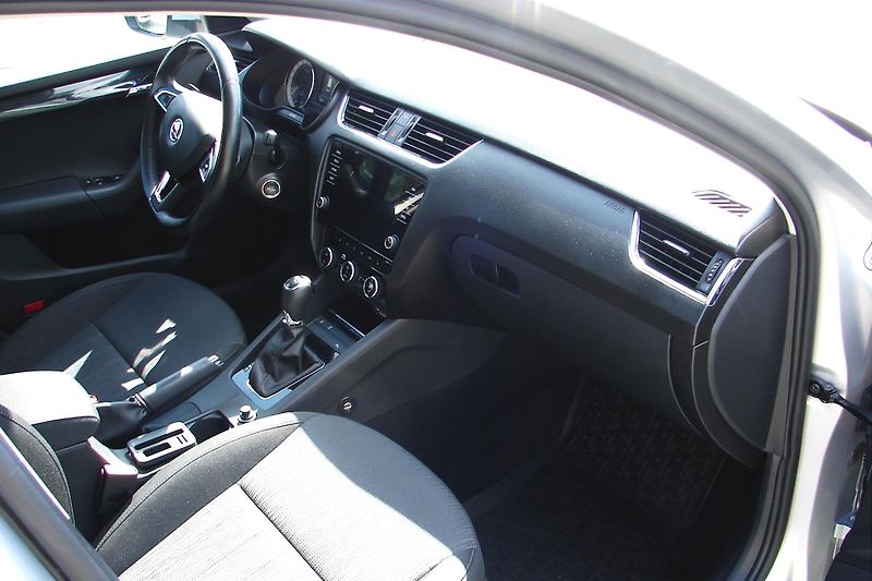 Škoda Octavia 2.0 TDi DSG LED NAVI ČR-ZADÁNO - fotka 10 z 43