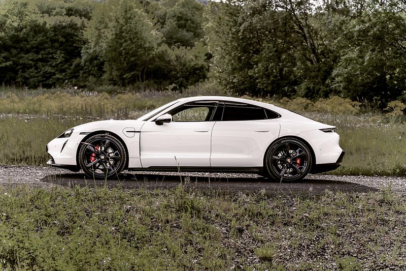 Porsche Taycan (2023) 4S - 7000 KM - VZDUCH, BOSE - fotka 4 z 39