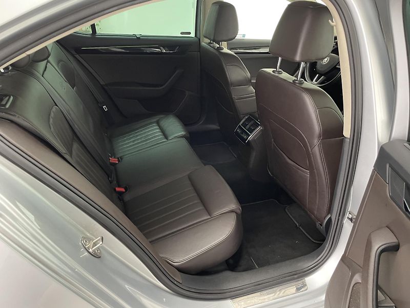 Škoda Superb 2.0 TDi 110 kw REZERVACE - fotka 19 z 33