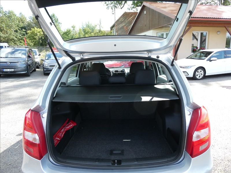 Škoda Fabia 1,6 i 1.MAJITEL,závěs,serviska - fotka 15 z 59