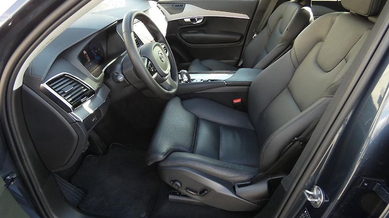 Volvo XC90 B5 AWD Plus Bright 7 míst - fotka 18 z 27