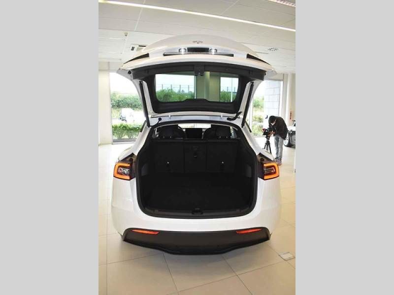 Jedna z prvních Tesel Model Y v showroomu v Čestlicích