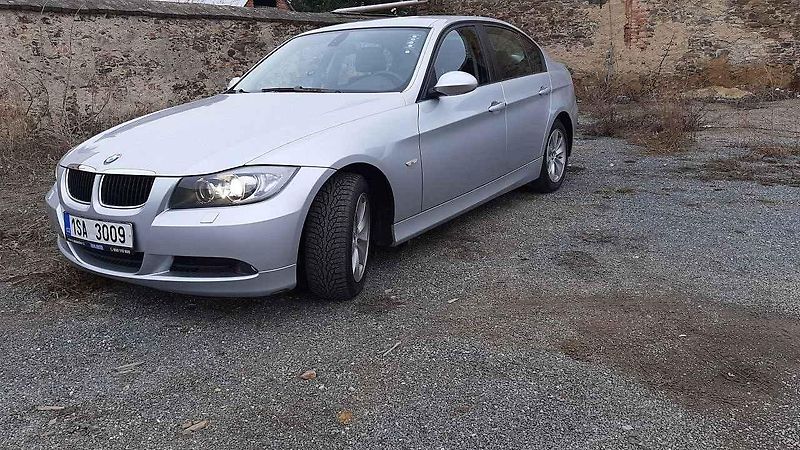 Přední část jakoby byla z většího vozu, než ta zadní. Tuto asymetrii ale BMW dotáhlo do extrému až u některých kusů jedničkové řady.