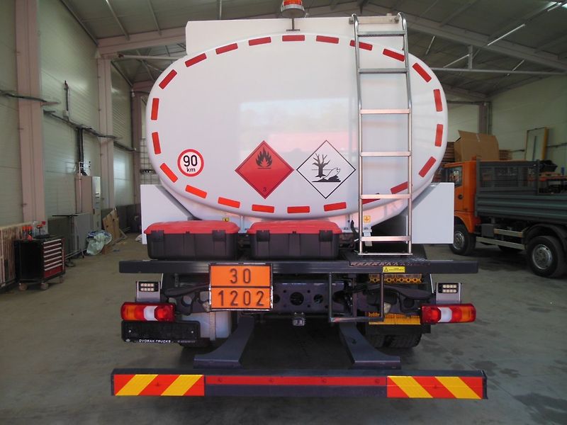 Mercedes-Benz 1832 Arocs, ADR, Cisterna pro - fotka 11 z 39