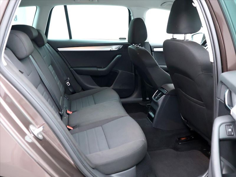 Škoda Octavia 2,0 TDI 110kW CZ Style DPH - fotka 12 z 35