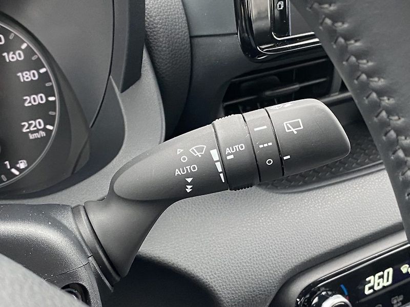 Toyota Yaris 1.5HEV, ČR-1m, Comfort, DPH - fotka 17 z 31