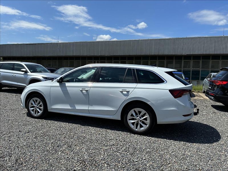 Škoda Octavia 2,0 TAŽNÉ,KŮŽE,HEAD-UP - fotka 3 z 38