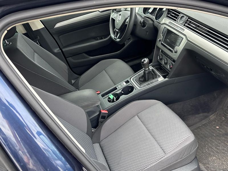 Volkswagen Passat Trendline - fotka 6 z 7