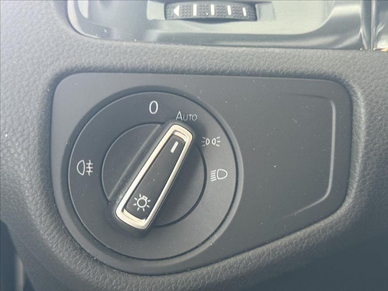 Volkswagen Golf 1,6   TDI 85kW,1.MAJ,SERVISKA - fotka 12 z 28