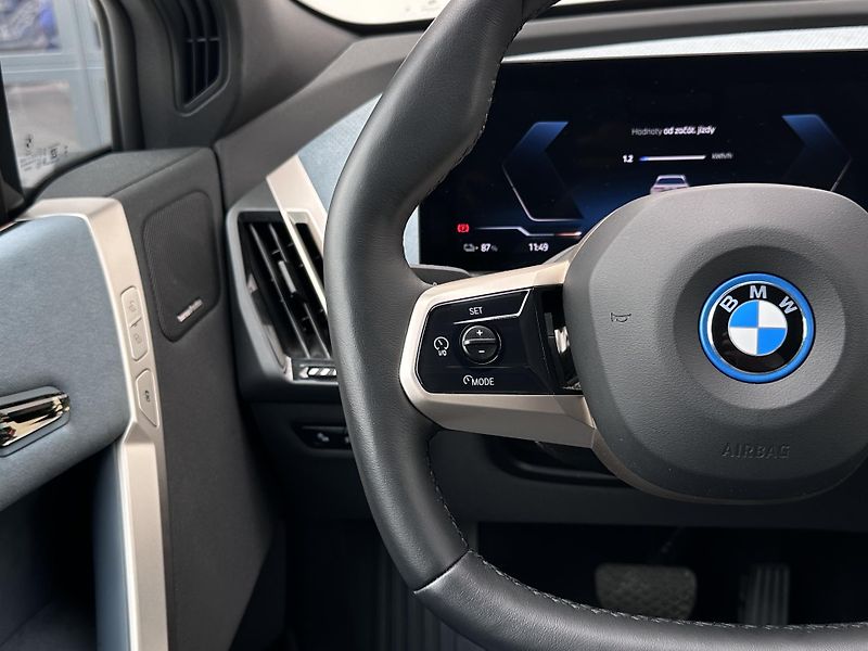 BMW iX xDrive40 Sport Paket - fotka 11 z 33