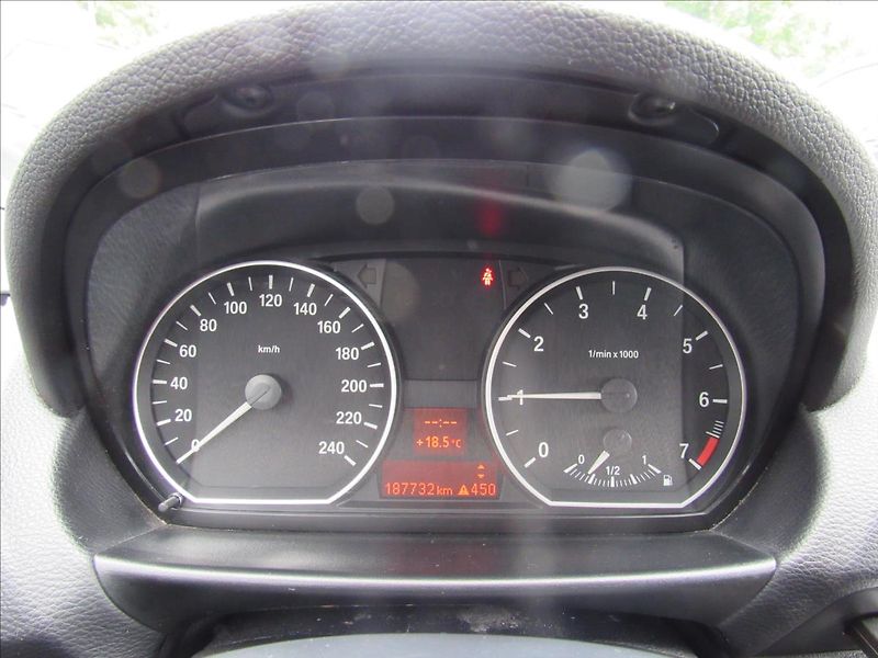 BMW Řada 1 1,6 90kW 116I - fotka 13 z 27