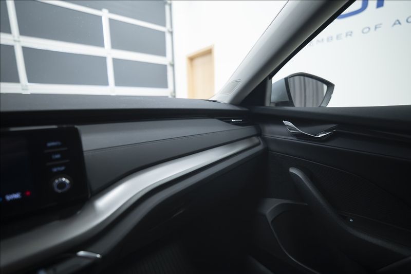 Škoda Octavia 2,0 TDI 1. MAJ ČR VÝHŘEV DPH - fotka 27 z 42