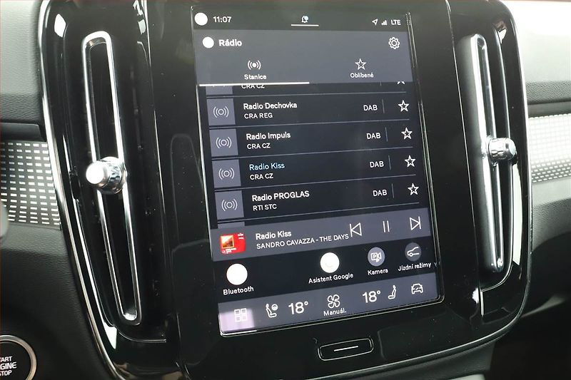 Volvo XC40 (2023) B3 - fotka 10 z 18