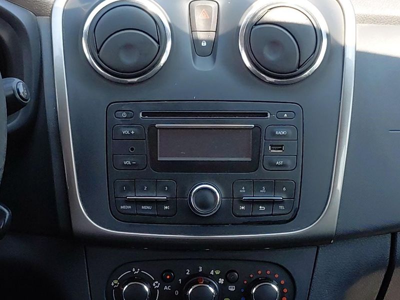 Dacia Logan (2014) 1.2 16V Arctica   - fotka 19 z 24