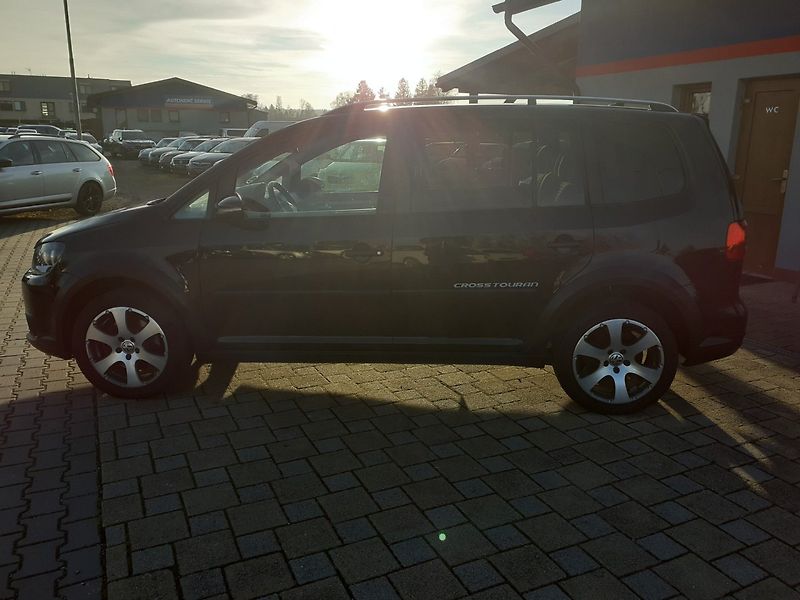 Volkswagen Touran (2011) 2.0 TDi CROSS - fotka 6 z 34