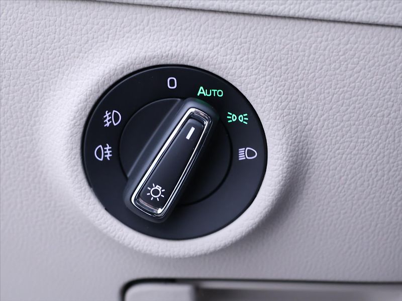 Škoda Superb 2,0 TDI DSG CZ Style 1.Maj DPH - fotka 16 z 30
