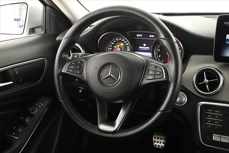 Mercedes-Benz GLA (2019) 180, Kůže, Navi, Tempomat - fotka 12 z 13