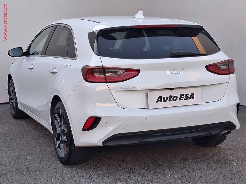 Kia Ceed (2022) 1.5T-GDi, 1.maj,ČR, Navigace - fotka 6 z 17