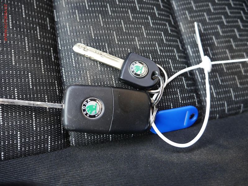 Škoda Octavia (2011) 1.9TDi, ČR, AC - fotka 17 z 17