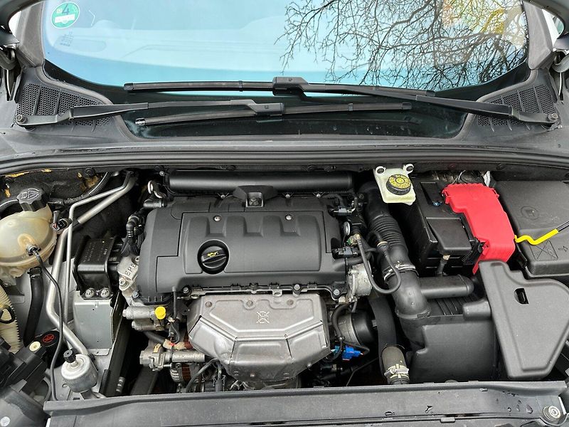 Peugeot 308 (2009) SW 1.6 16v 88kw - fotka 26 z 29