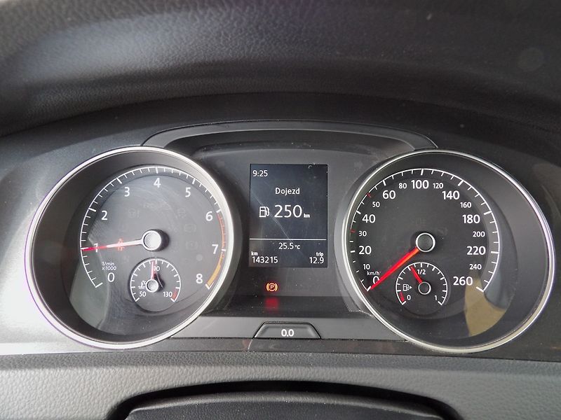 Volkswagen Golf 1.0TSI 81kW AutoAC Temp. 2xPDC - fotka 11 z 27