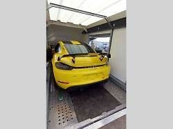 Táborští kriminalisté dopadli pachatele krádeže drahého sporťáku. Na snímcích jsou odcizené auto a záběry z domovních prohlídek.