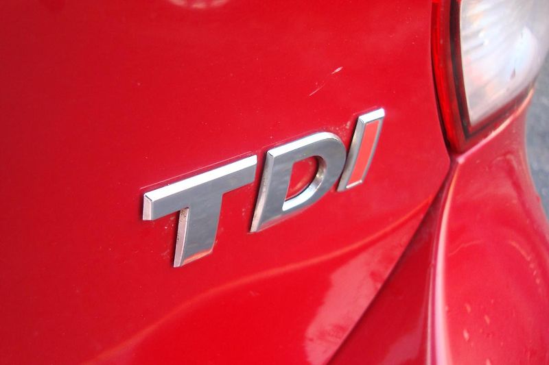 Volkswagen Golf (2011) VI.1.6TDi,ČR,S.kn1.MajSTK 8/27 - fotka 17 z 67