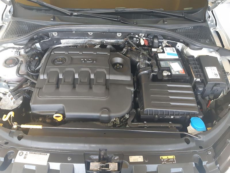 Škoda Octavia 1.6 TDI DSG NAVI APP - fotka 27 z 28