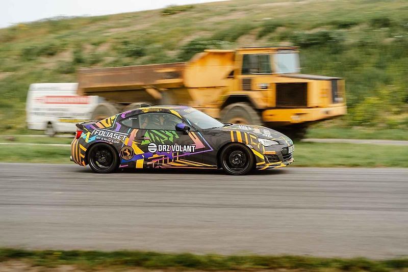 Ideální auta na blbnutí na uzavřených tratích? BMW a Subaru