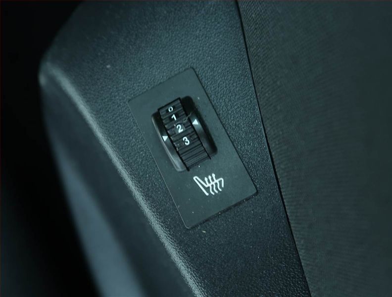 Peugeot 2008 (2018) Active Pack 1.2 PureTech - fotka 18 z 18