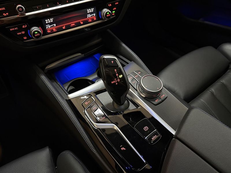 BMW Řada 5 530d xDrive M-Sport Laser FCL - fotka 29 z 48