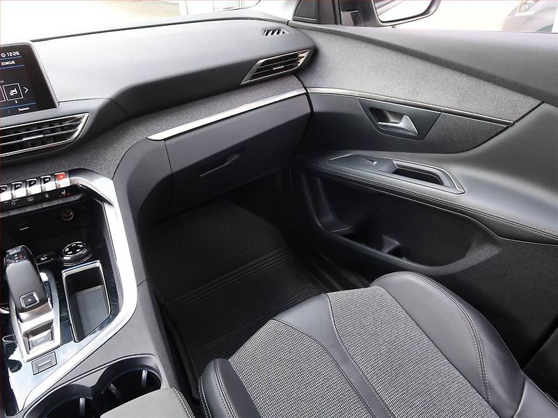 Peugeot 3008 (2019) Allure 1.2 PureTech, Automat - fotka 8 z 18