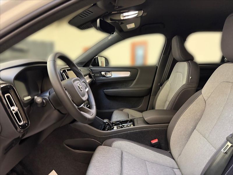 Volvo XC40 (2025) 2,0 B4 FWD Plus Dark 5143 - fotka 7 z 15