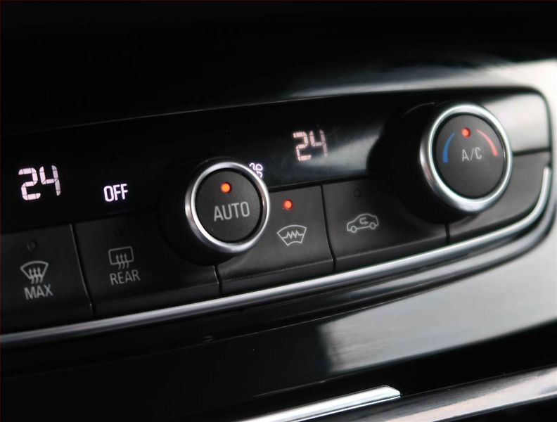Opel Grandland X (2018) Innovation 1.2 Turbo - fotka 17 z 21