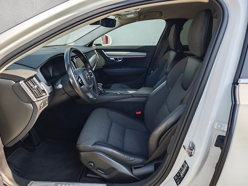 Volvo V90 (2019) 2.0 D4 Momentum 140kW 8AT - fotka 16 z 43