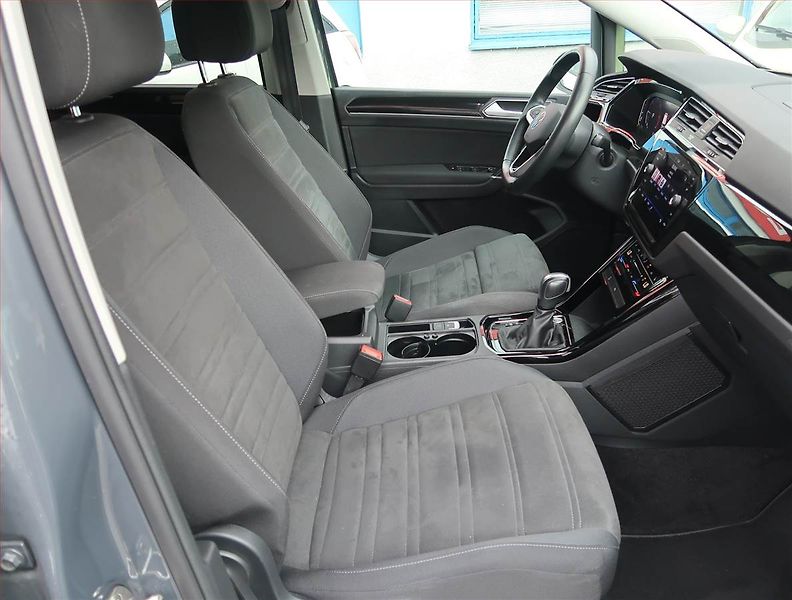 Volkswagen Touran (2023) 2.0 TDI - fotka 9 z 16