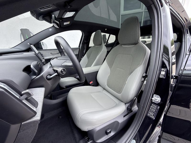 Volvo EX30 P8 CC AWD ULTRA / + sada pneu  - fotka 12 z 52