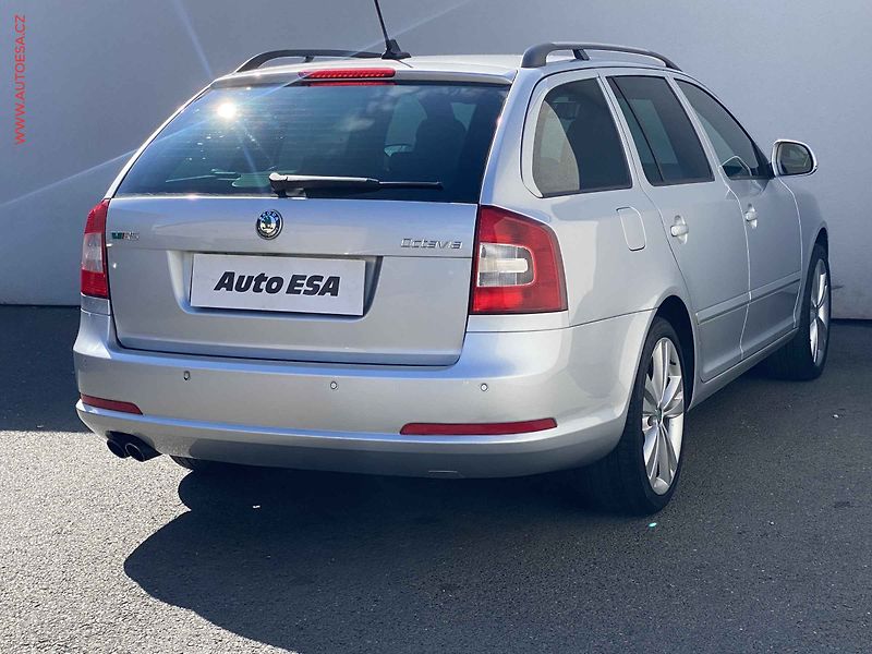 Škoda Octavia (2013) 2.0 TDi, RS, xenon, AC - fotka 4 z 17