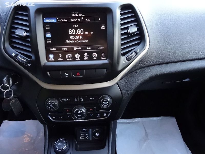 Jeep Cherokee 2.0/103kW MultiJet 4x4(Manual) - fotka 19 z 29