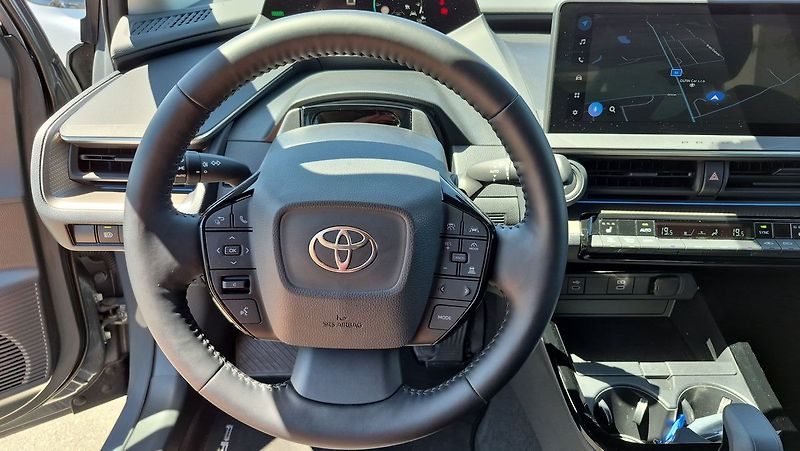 Toyota Prius 2.0PHEV Prestige Skyview - fotka 13 z 30