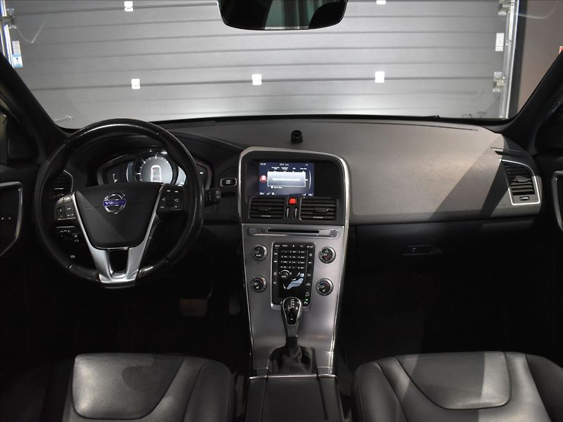 Volvo XC60 2,4 D4 AWD SUMMUM Bezklíč,BLIS - fotka 12 z 23