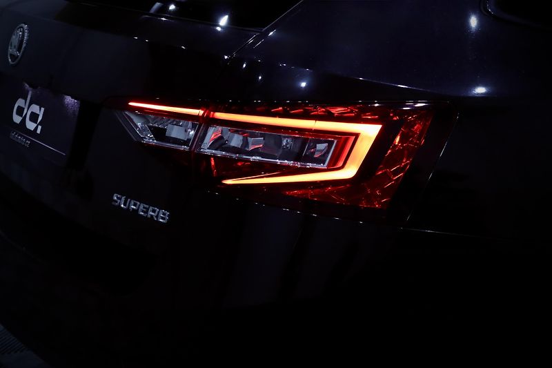 Škoda Superb 2.0 TSI 162 kW DSG Sportline - fotka 7 z 50