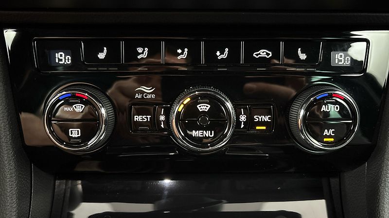Škoda Superb 2.0 TDI DSG 4x4 L&K Combi - fotka 13 z 34
