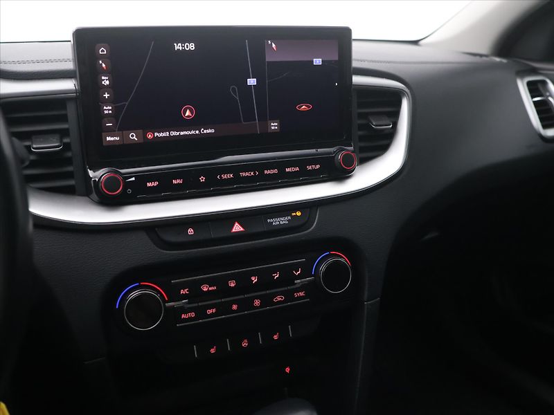 Kia Ceed SW 1,5 T-GDI 118kW TOP DCT CZ - fotka 18 z 30