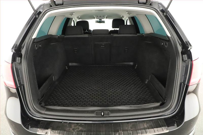 Volkswagen Passat (2012) 1.6 TDI, Xenony, Park. senzory - fotka 17 z 18